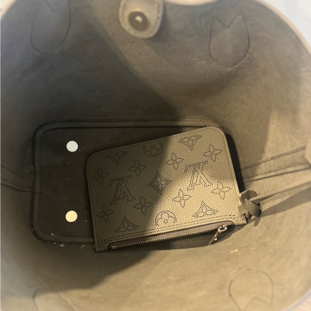 Louis Vuitton 2025 fall olive green mahina two way tote - Picture 8 of 11